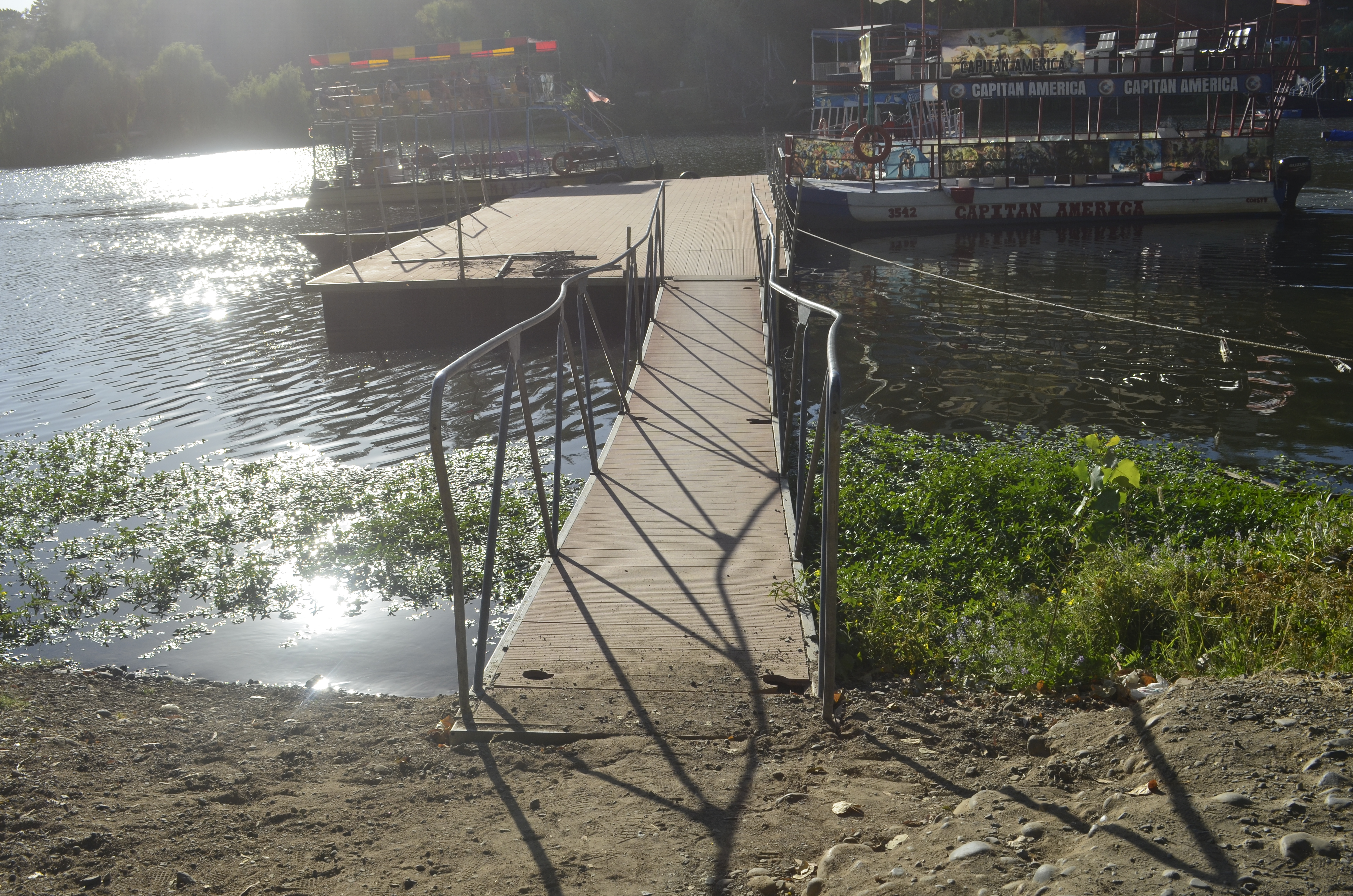 fotografía del puente para llegar a los botes
